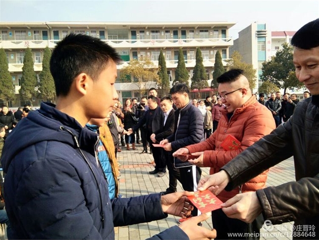 總經(jīng)理獻愛心 (5)