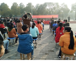 總經(jīng)理獻(xiàn)愛心 (2)