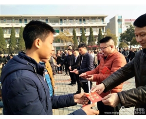 總經(jīng)理獻(xiàn)愛心 (5)