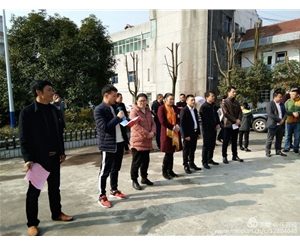 總經(jīng)理獻(xiàn)愛心 (8)